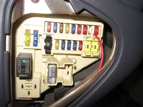 08 dodge avenger fuse box location